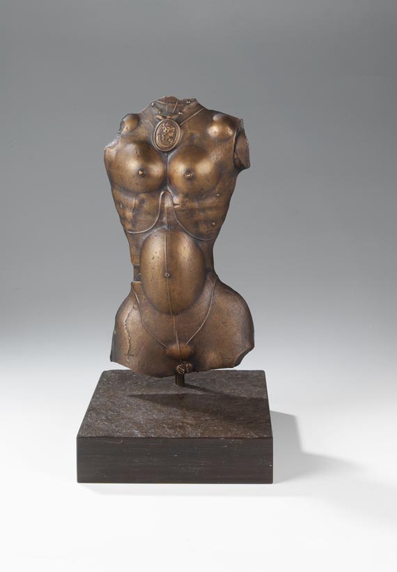 Paul Wunderlich - 2 Bronzen: Weiblicher Torso mit Medaillon, Reliefbronze. Männlicher Torso, Reliefbronze