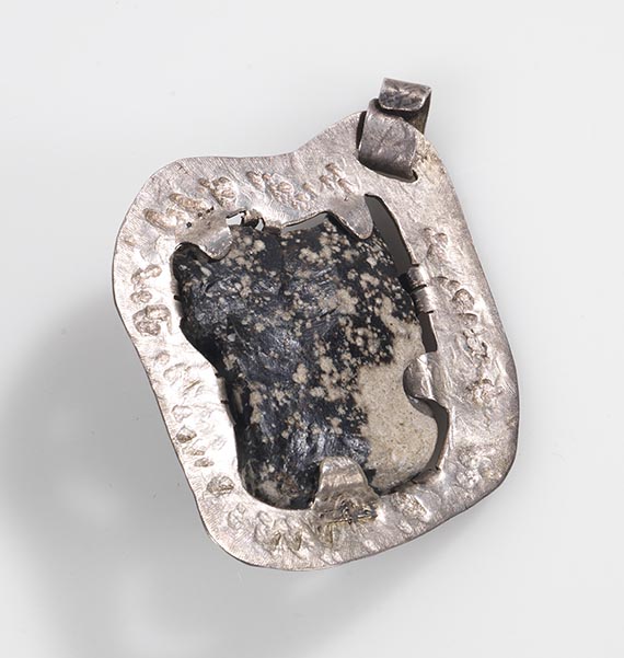 Karl Schmidt-Rottluff - Blattförmiger Silberanhänger mit schwarz-weiß marmoriertem Stein