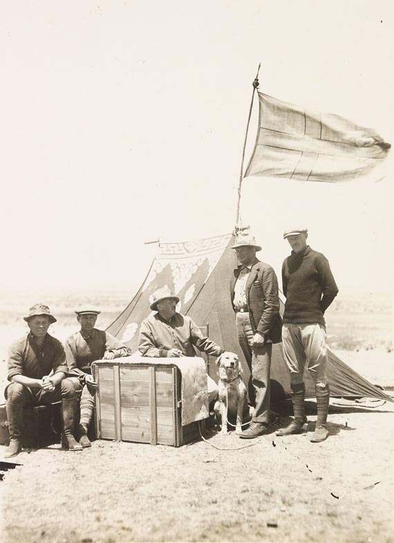 Sven Hedin - Sammlung Fotografien u. Reisedokumente. Zus. 4 Alben/Hefter.