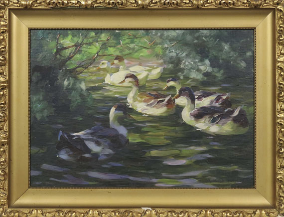 Alexander Koester - Sechs Enten auf dem Wasser unter Ufersträuchern - Frame image