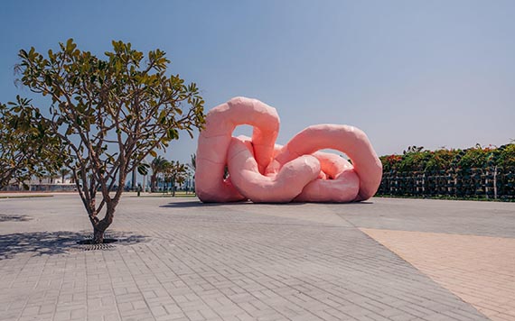 Abbildung zu: Franz West, Gekröse, 2011, Aluminium, lackiert, Quatar Museum, Doha.