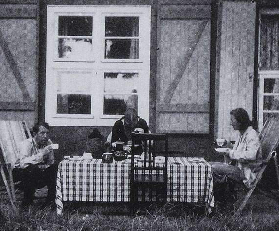 Illustration for: Franz Radziwill with his wife Inge Johanna in front of his house in Dangast, 1920s. © VG Bild-Kunst, Bonn 2025
