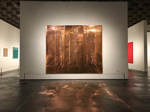 Illustration for: Lucio Fontana, Concetto Spaziale, New York 10, 1962, Attese, 1962, copper with cuts and cracks, The Metropolitain Museum of Art, New York, on loan from the Fondazione Lucio Fontana, Milan. © Lucio Fontana by SIAE / VG Bild-Kunst, Bonn 2025