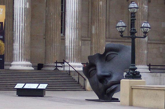 Illustration  for: Igor Mitoraj, Hollow face, 2002, Bronze, in front of the British Museum, London. © VG Bild-Kunst, Bonn 2025