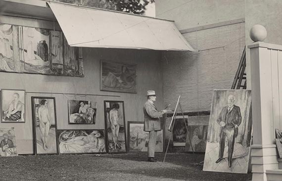 Illustration for: Edvard Munch in his open-air studio at Ekely, 1933. © Munch Museet, Oslo.