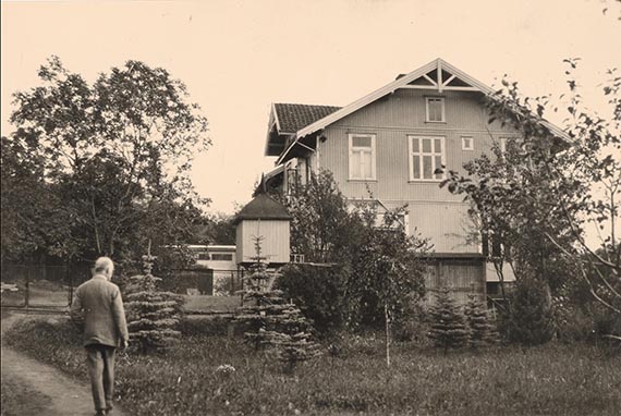 Illustration for: Edvard Munch in the garden at Ekely, around 1932/33, photo: Inger Munch. © Munch Museet, Oslo.