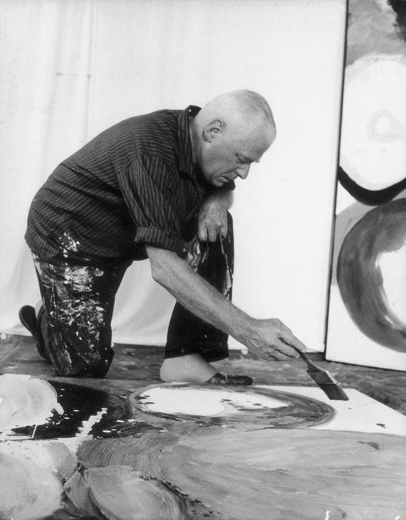 Illustration for: E. W. Nay in his studio, 1958, photo: Barbara Leppert. © Ernst Wilhelm Nay Stiftung, Köln/VG Bild-Kunst, Bonn 2025.