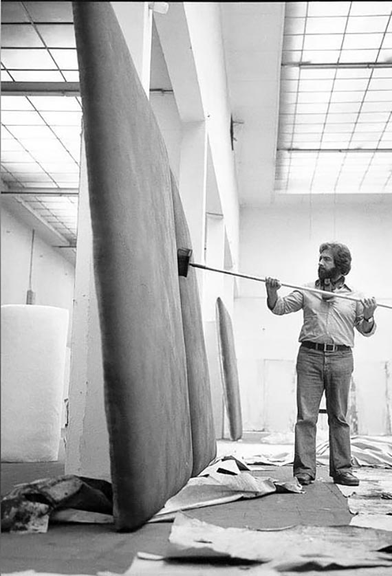 Illustration  for: Gotthard Graubner paints cushion images for Documenta 6, photo: Erika Kiffl. &copy; VG Bild-Kunst, Bonn 2026 / Museum Kunstpalast / AFORK