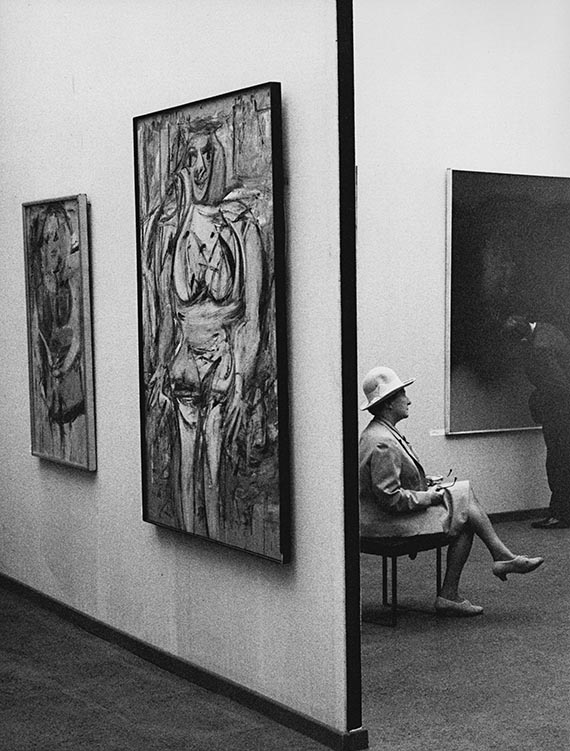 Illustration  for: Exhibition view: Documenta II, 1959, American artists (Willem de Kooning in the foreground and Mark Rothko in the background). &copy; The Willem de Kooning Foundation, New York / 1998 Kate Rothko-Prizel & Christopher<br />Rothko / VG Bild-Kunst, Bonn 2026